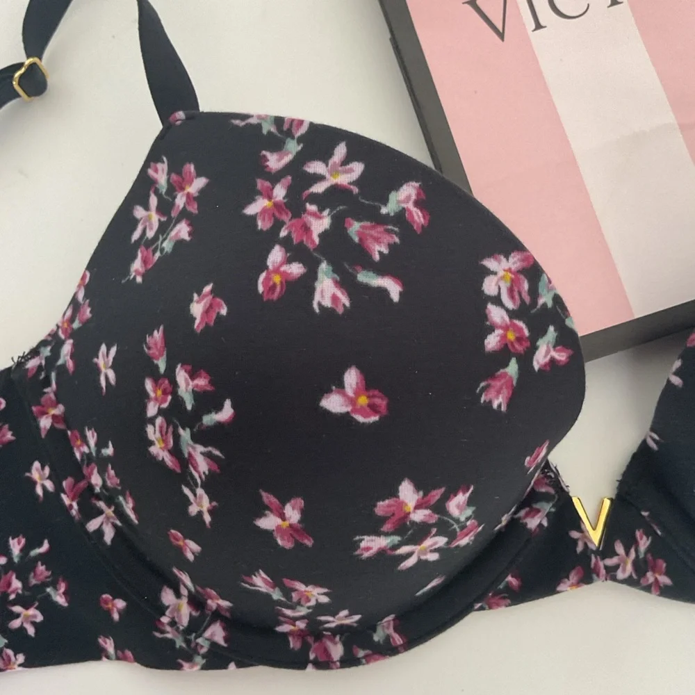Victorias Secret Love Cloud Black Floral Push Up Plunge Bra Size 34B NWT